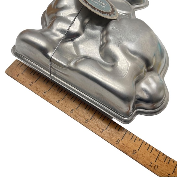 Nordic Ware 3D Aluminum Stand Up Rabbit Cake Pan Easter Bunny Vintage Inspired - Picture 2 of 12